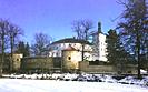 Březnice, Zámek s obranou zdí a baštami